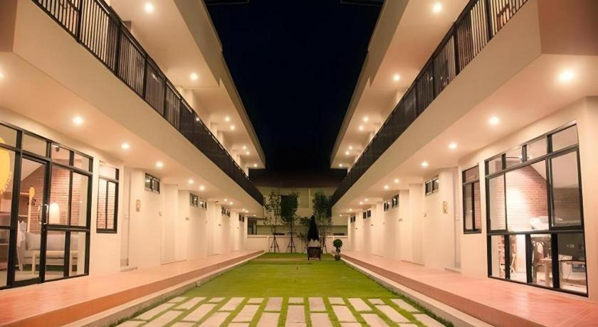 Yellow Moon Hotel Pattaya Exterior photo